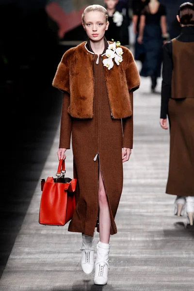Look 10